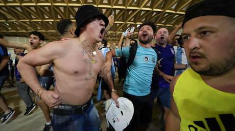 Hinchas argentinos y mexicanos protagonizan peleas durante el partido de sus selecciones en Catar (VIDEOS)