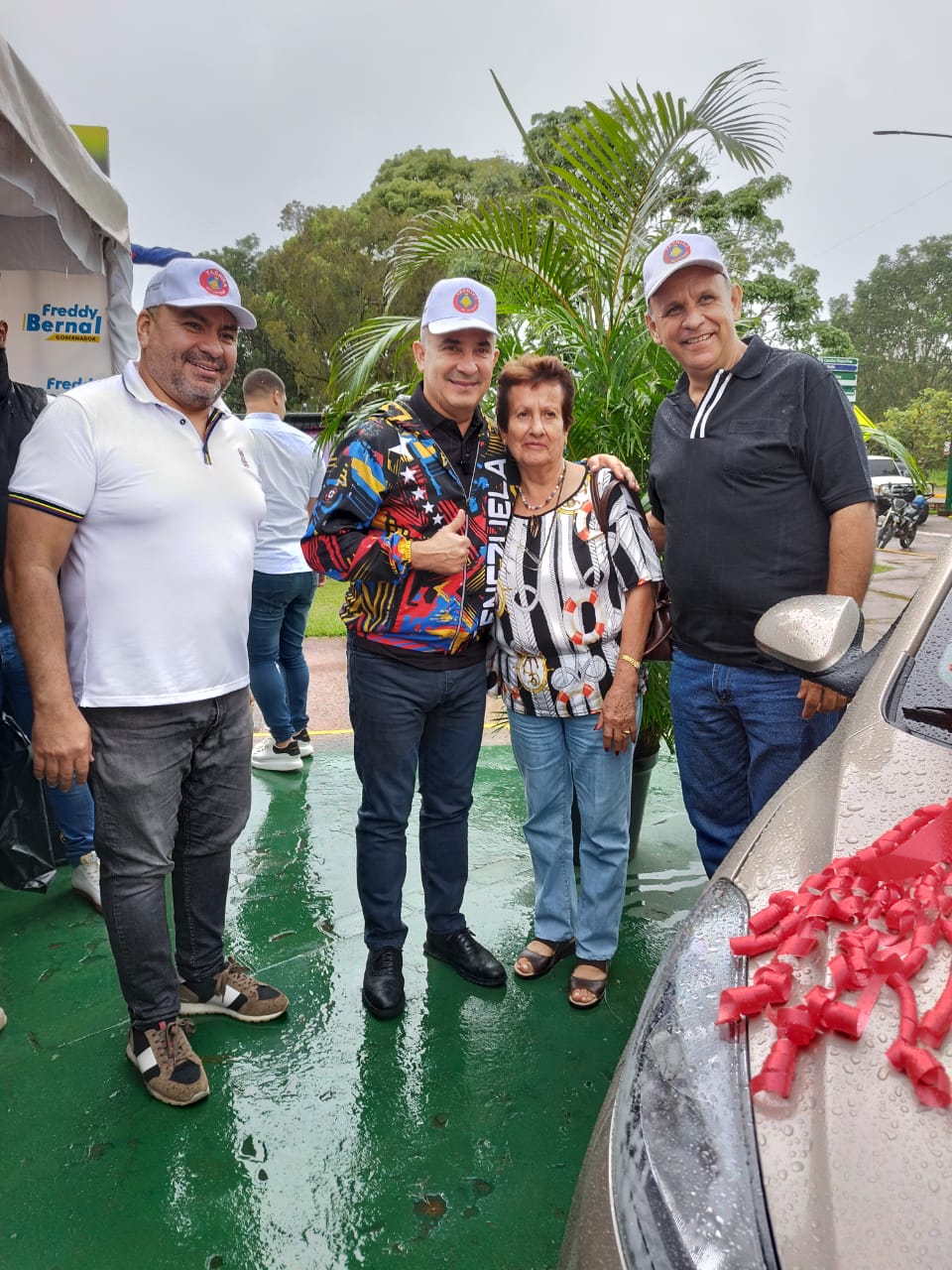 Ganador de juego de Lotería  del Táchira recibe su carrro cero kilometro.