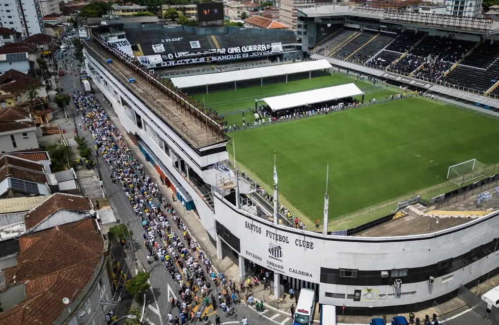 En Velatorio de Pelé hacen fila afuera del estadio Vila Belmiro para rendir homenaje al rey del fútbol.