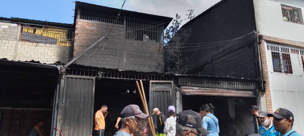 Incendio en Mercado las Margarira de Táriba  afecto galpones 15,16 y 17.