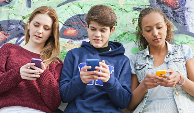 El uso constante de redes sociales estaría ligado a cambios cerebrales en adolescentes