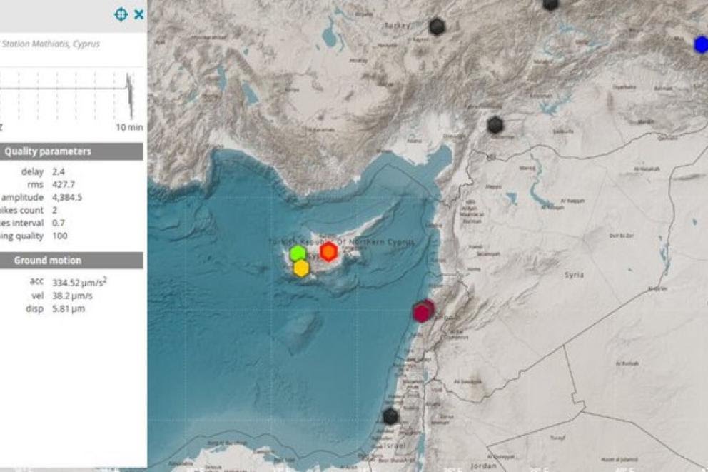 Las personas salen a las calles luego del terremoto en Turquía