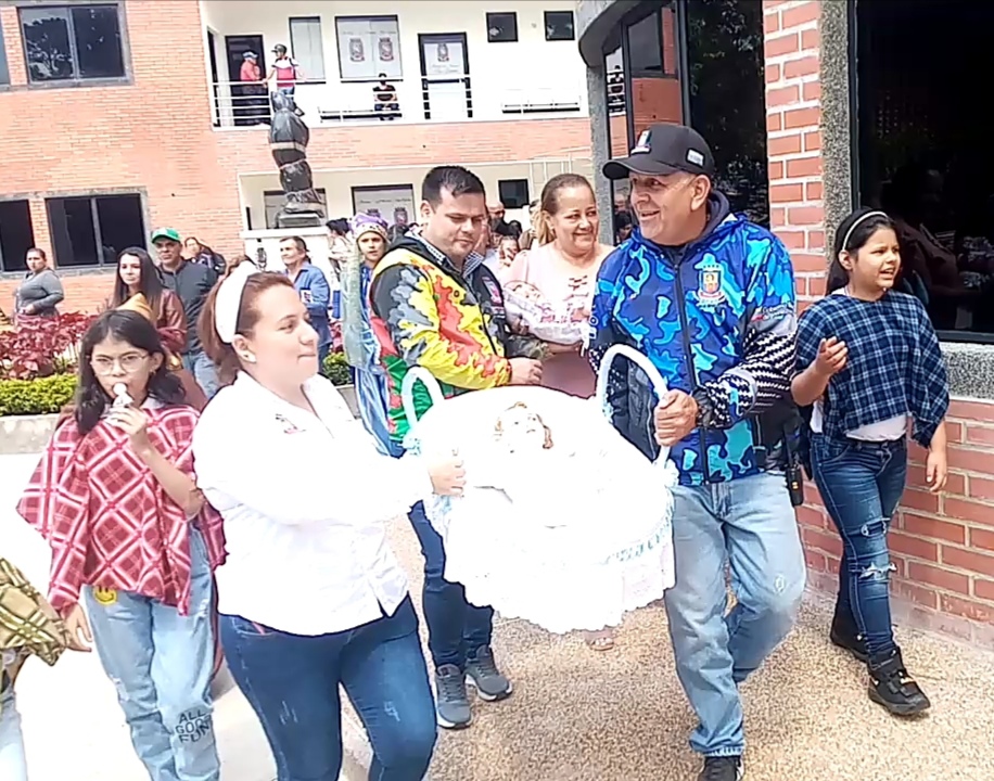 Alcaldía y Concejo Municipal de San Cristöbal celebraron la Paradura del Niño