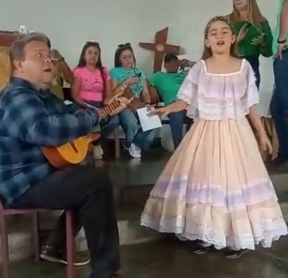 Natalia Silva le canta a los hermanos migrantes.