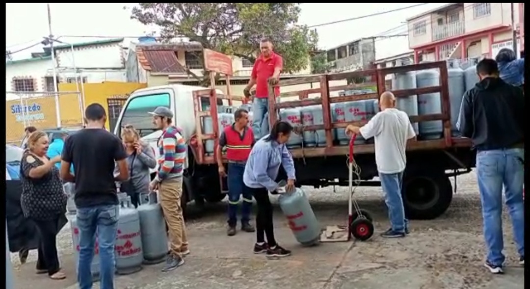 Familias de Pirineos recibieron sus cilindros recuperados y llenos