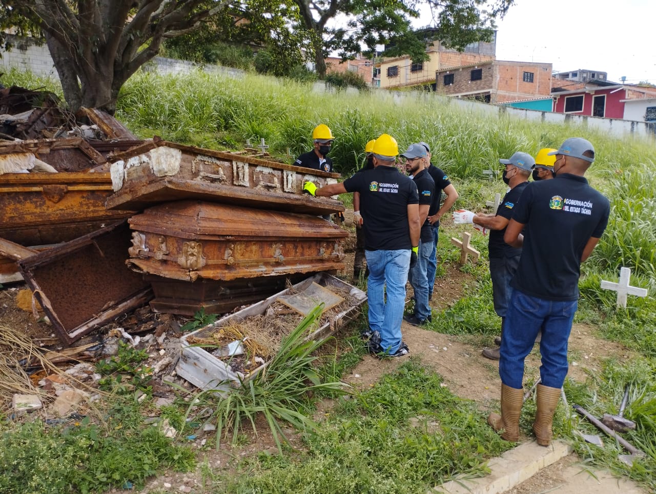 Alcaldía de Cárdenas y Mafet ejecutan saneamiento en el Cementerio de Táriba