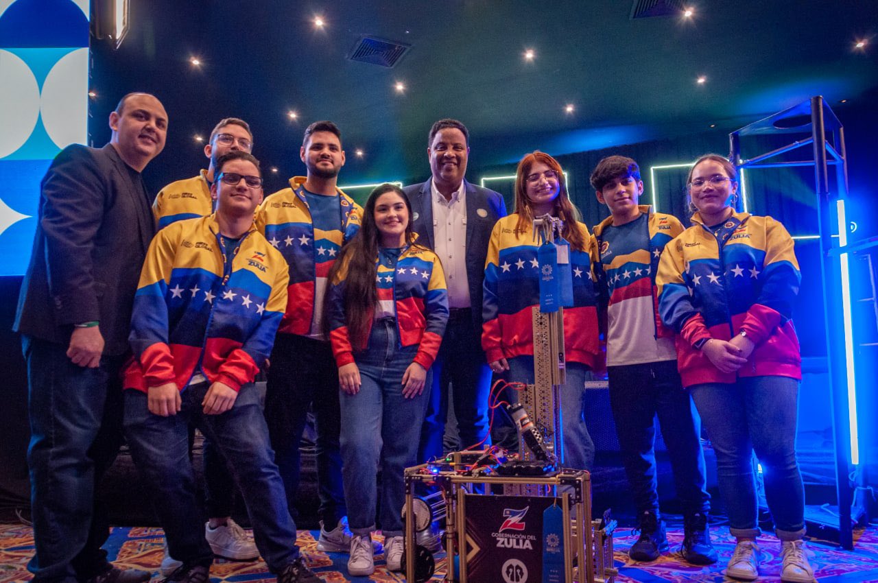 Jóvenes venezolanos ganan medalla de oro en Mundial de Robótica.