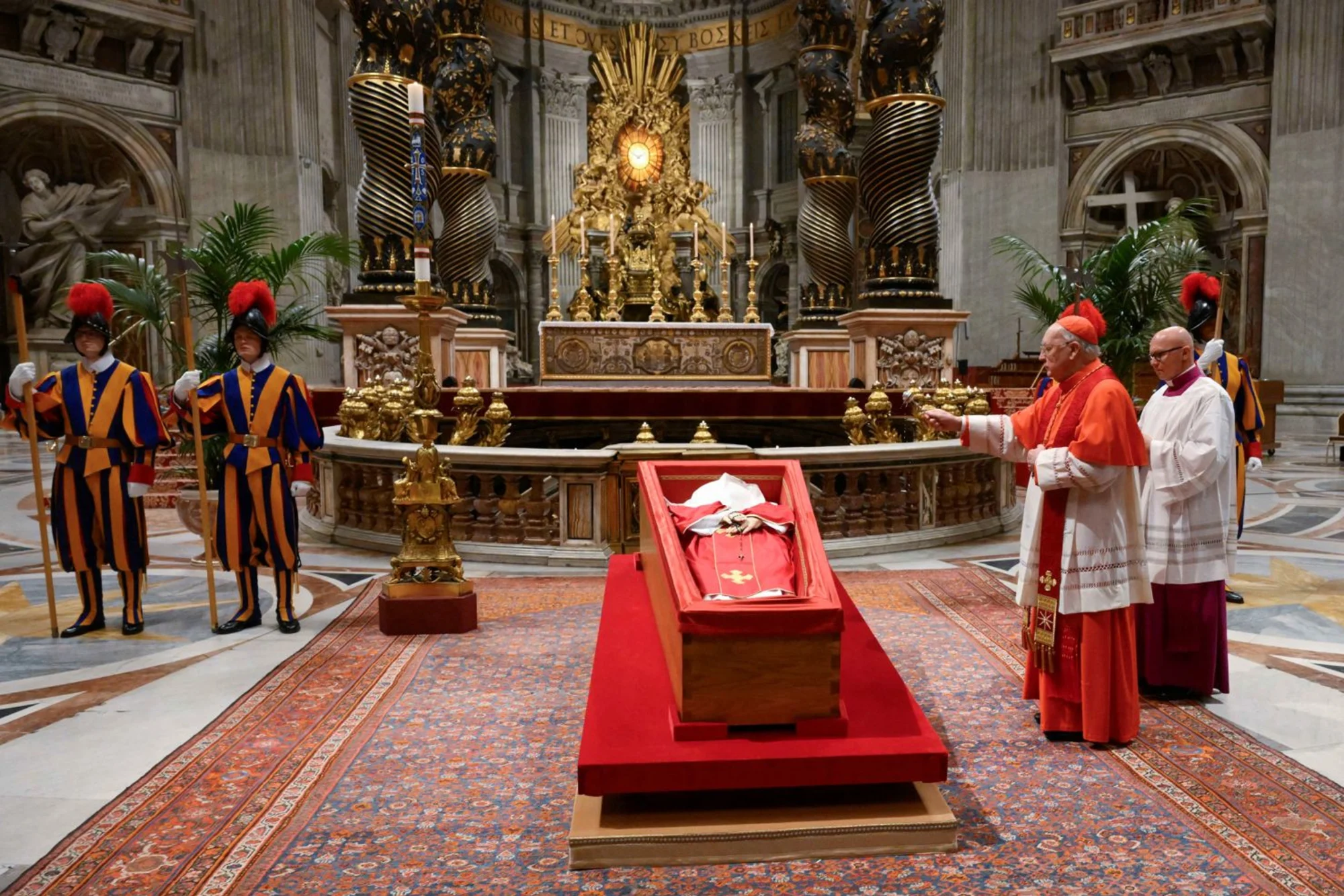 El cuerpo del papa Francisco yace en un ataúd antes de ser sellado dentro de la Basílica de San Pedro en el Vaticano el viernes 25 de abril.  Francesco Sforza/Vatican Media/Reuters