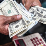 Dólar oficial abre este lunes en 612, 43 con alza de 4,26 % en la semana anterior