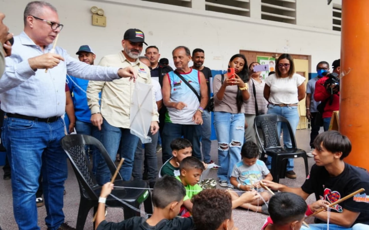 El ministro de Agricultura en su recorrido por Liceo Andrés Bello de Caracas, actual centro de resguardo de damnificados por los sismos, (Foto Radio Miraflores)