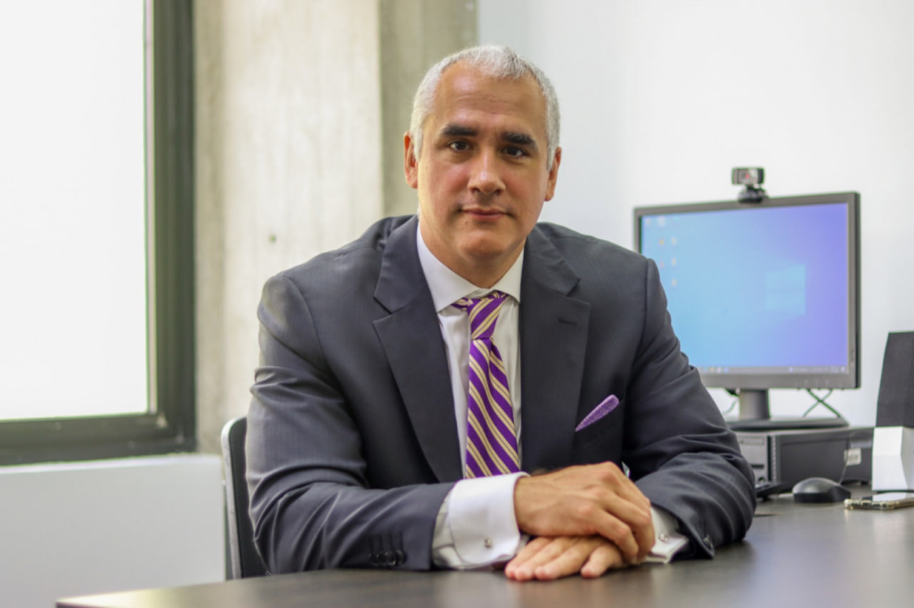 Profesor Luis Oliveros Decano de la Facultad de Ciencias Económicas y Sociales de la Unimet